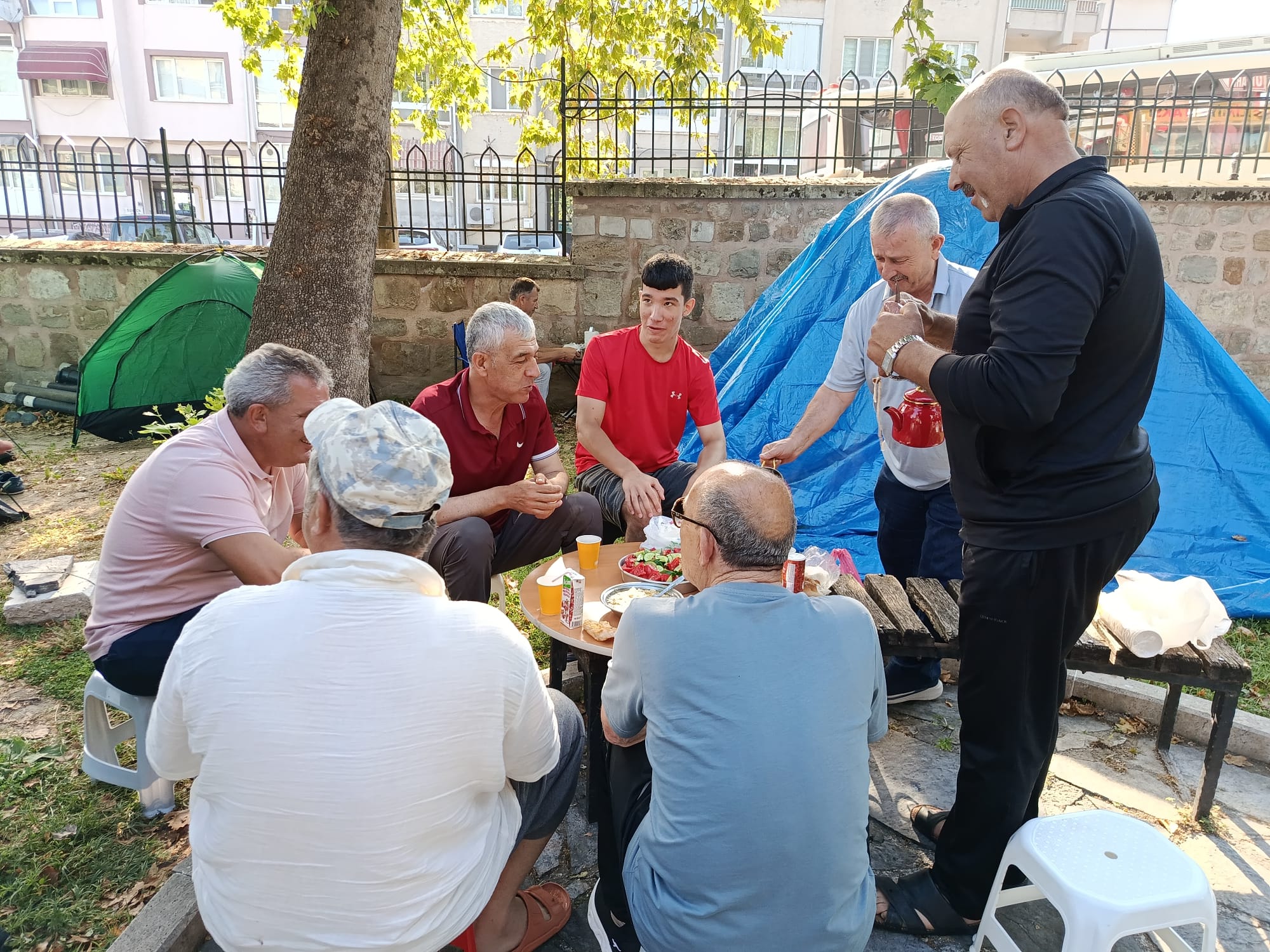 Tarihi Kırkpınar Yağlı Güreşleri için Türkiye'nin dört bir yanından Edirne'ye gelen ve otellerde yer bulamayan güreş sevdalıları, Selimiye Camisi çevresinde kurdukları çadırlarda Kırkpınar ruhunu ve dostluk bağlarını yaşatıyor.